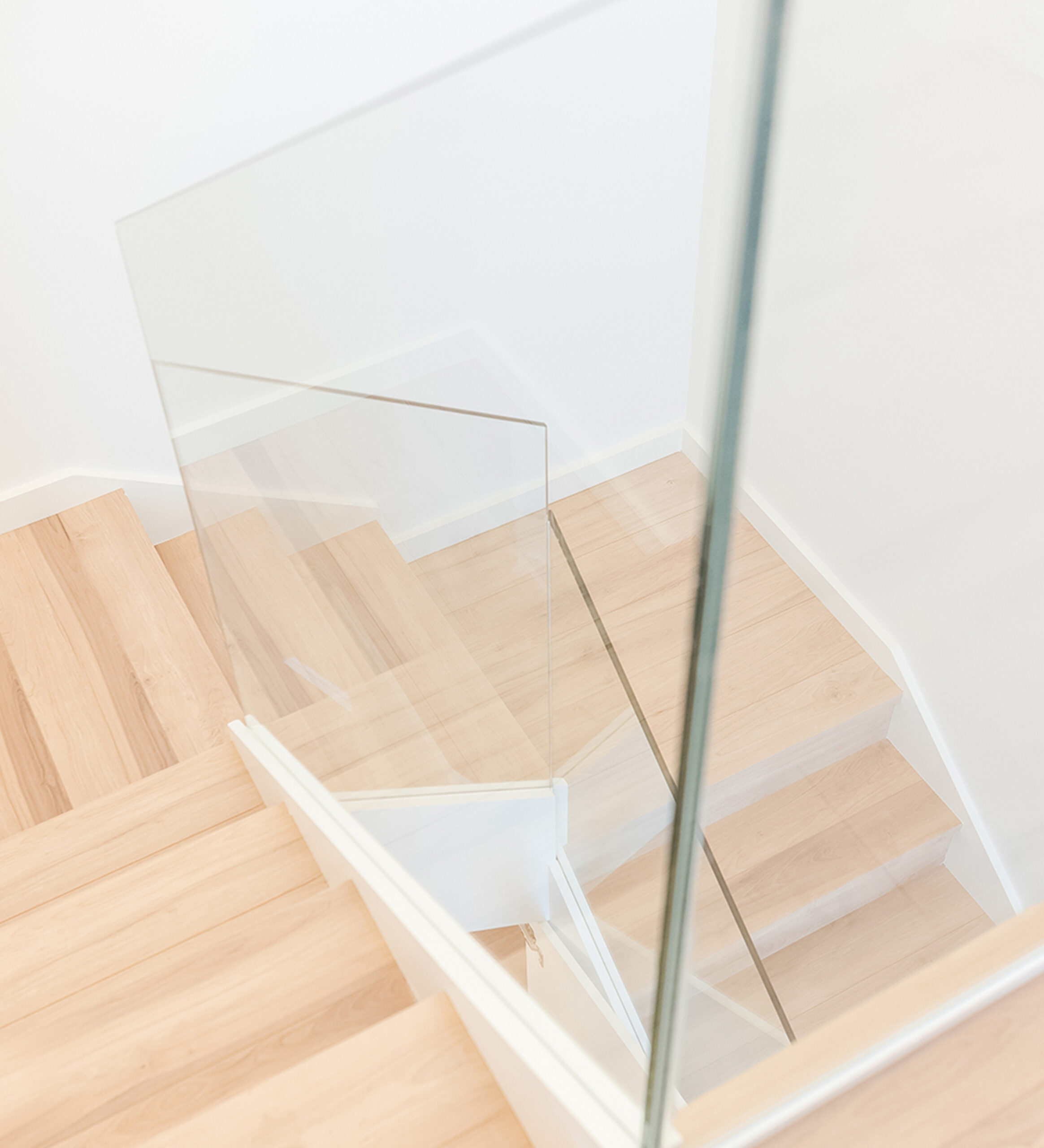 escales en vidre i fusta
